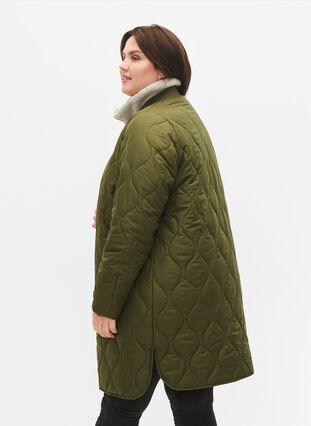 Lang quiltet jakke med lommer og glidelås, Winter Moss, Model image number 1