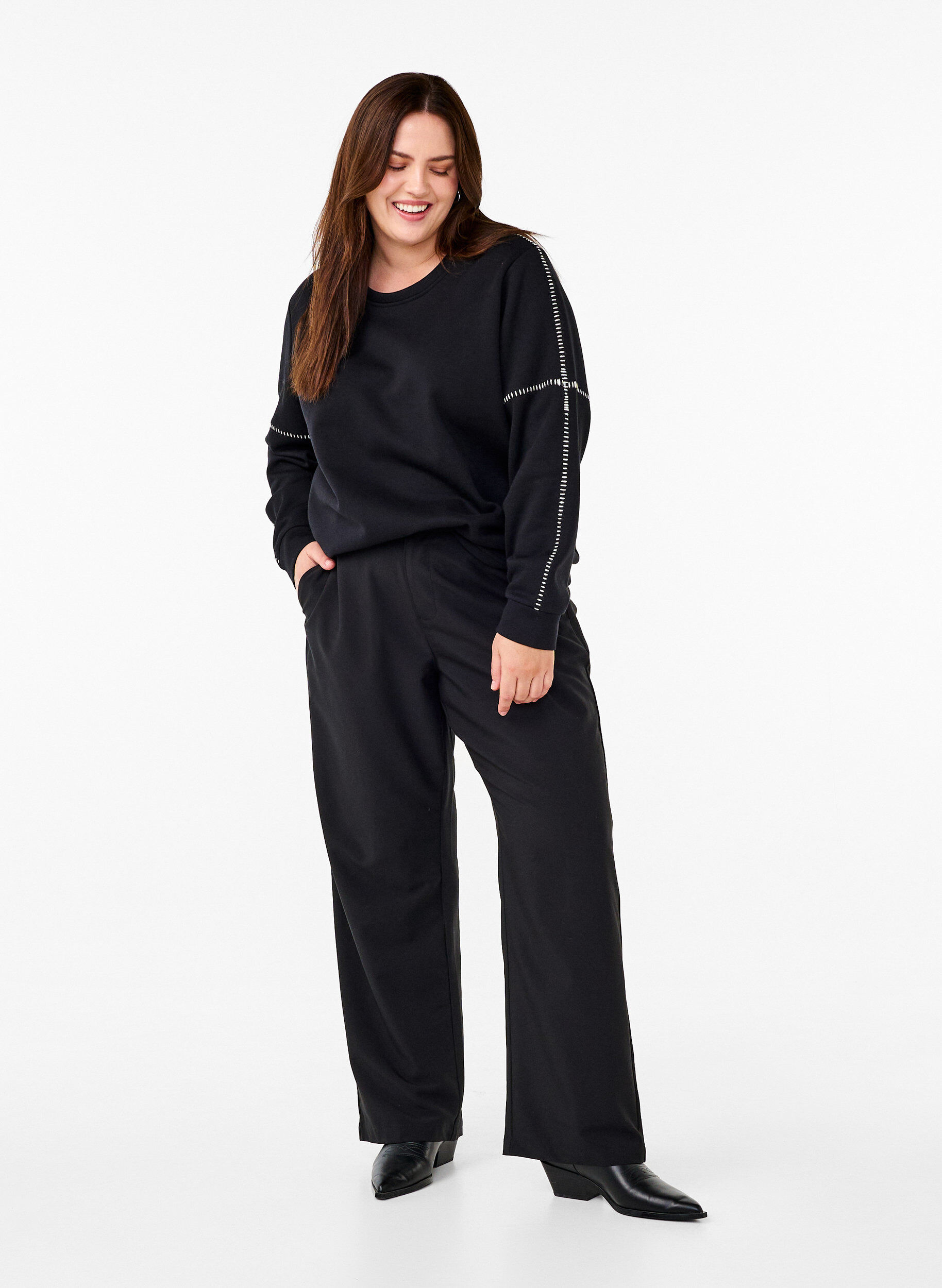 Zizzi Genser med kontrastfargede s&oslash;mmer, Black, Model image number 2