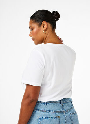 Zizzi T-skjorte i økologisk bomull med sløyfedetaljer, Bright White, Model image number 1