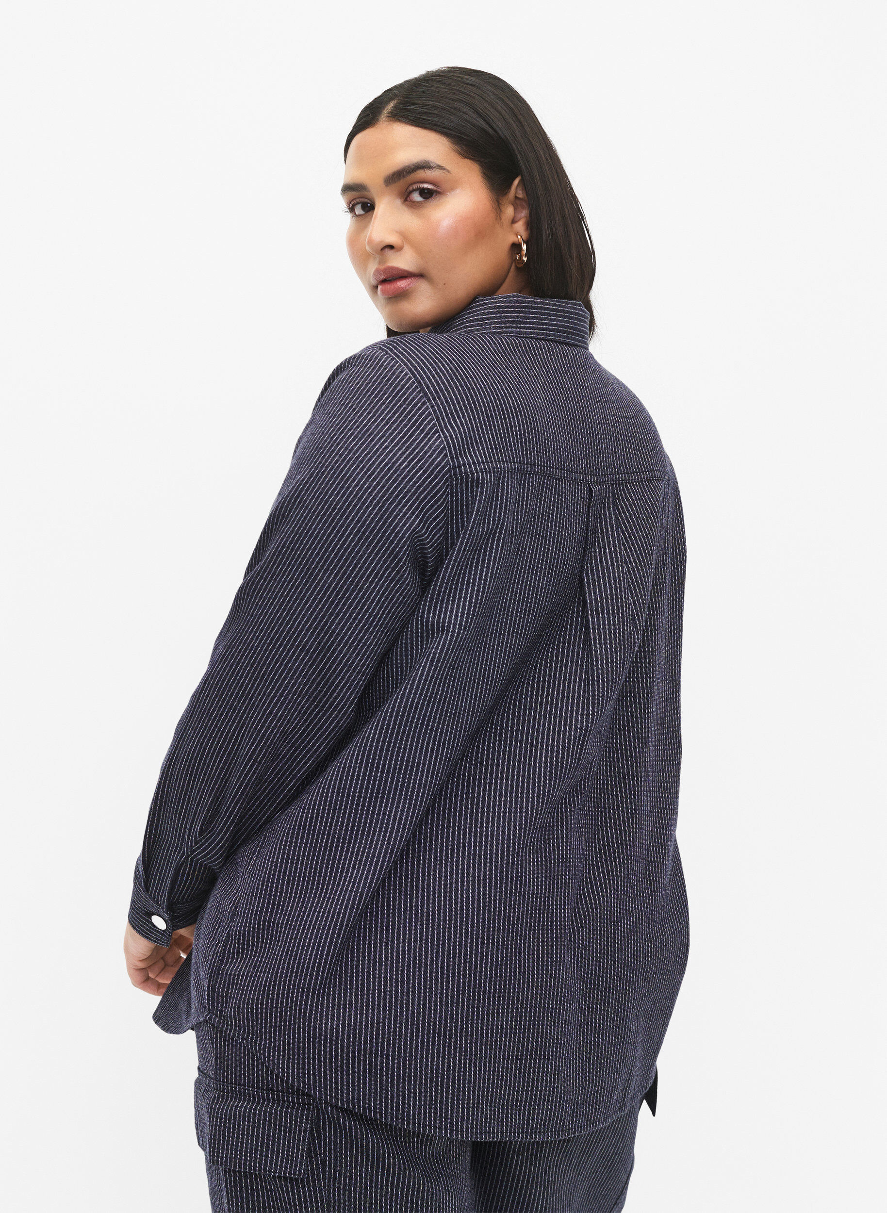 Zizzi N&aring;lestripete bomullsskjorte, Dark Blue Stripe, Model image number 1