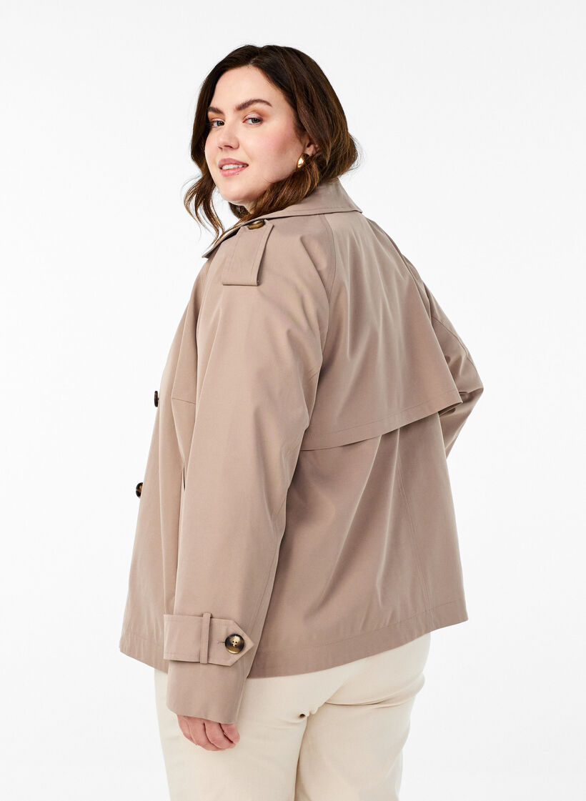 Kort trenchcoat med klassiske detaljer, Desert Taupe, Model