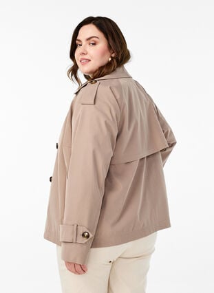 Zizzi Kort trenchcoat med klassiske detaljer, Desert Taupe, Model image number 1
