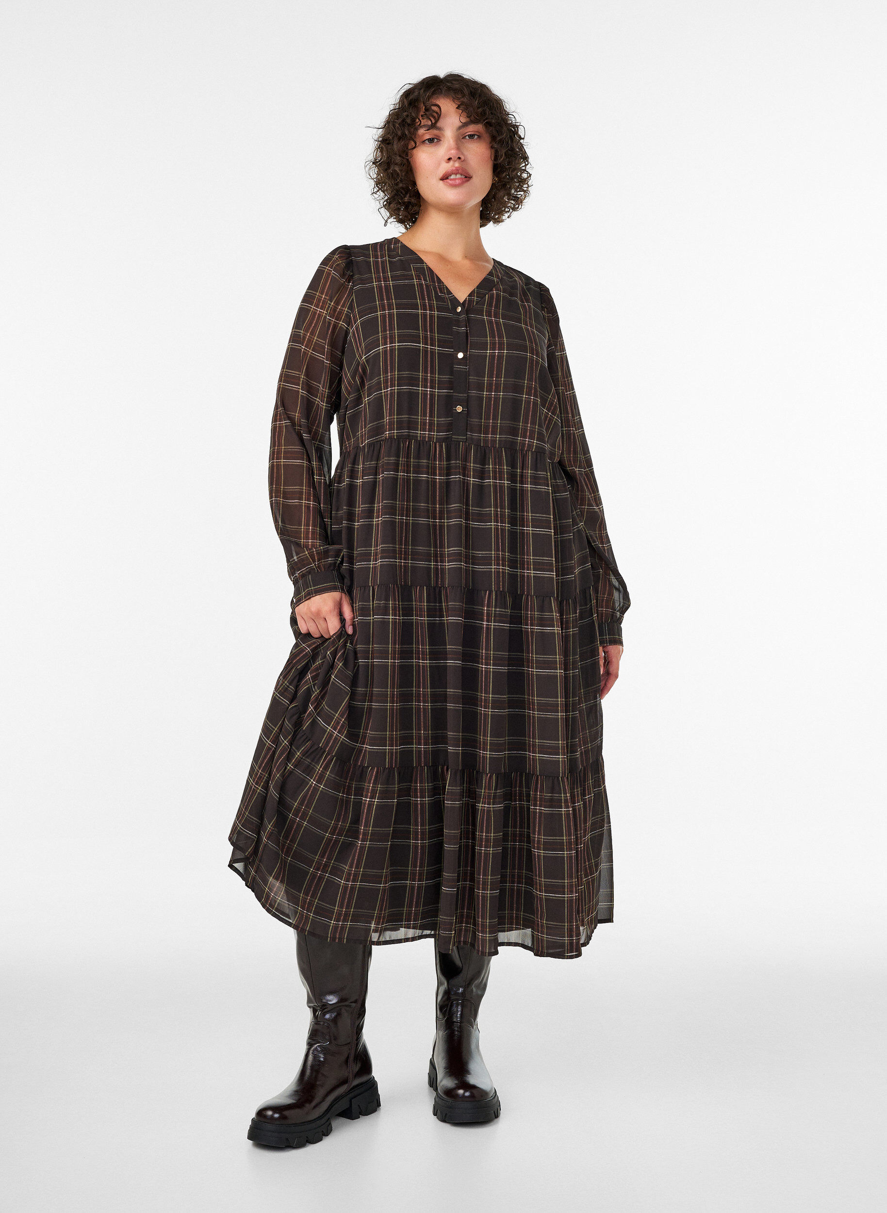 ZizziChecket midikjole med etasjeskj&oslash;rt, Brun, Model image number 0