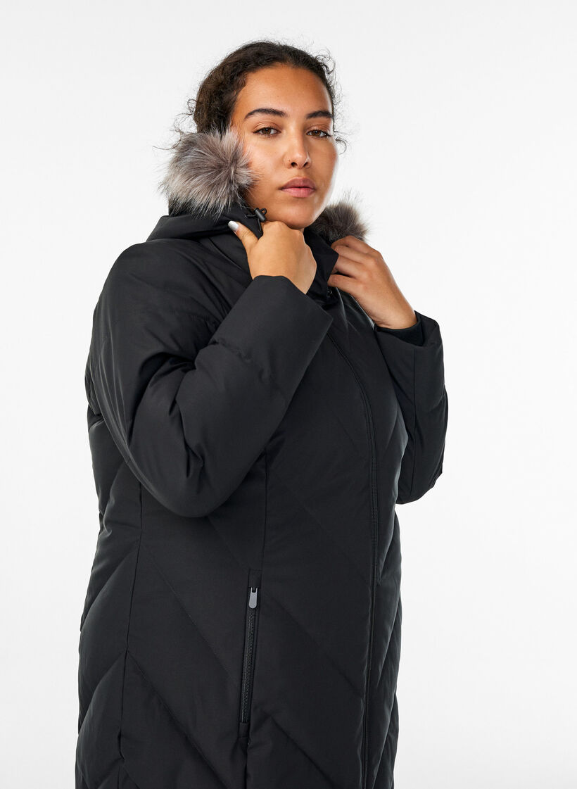 Lang vinterk&aring;pe med kroklukking og en imitert pelskrage, Svart, Model image number 3
