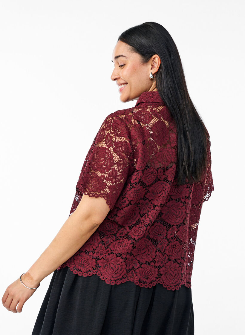 Skjortebluse i blonde med perleknapper, Tawny Port, Model