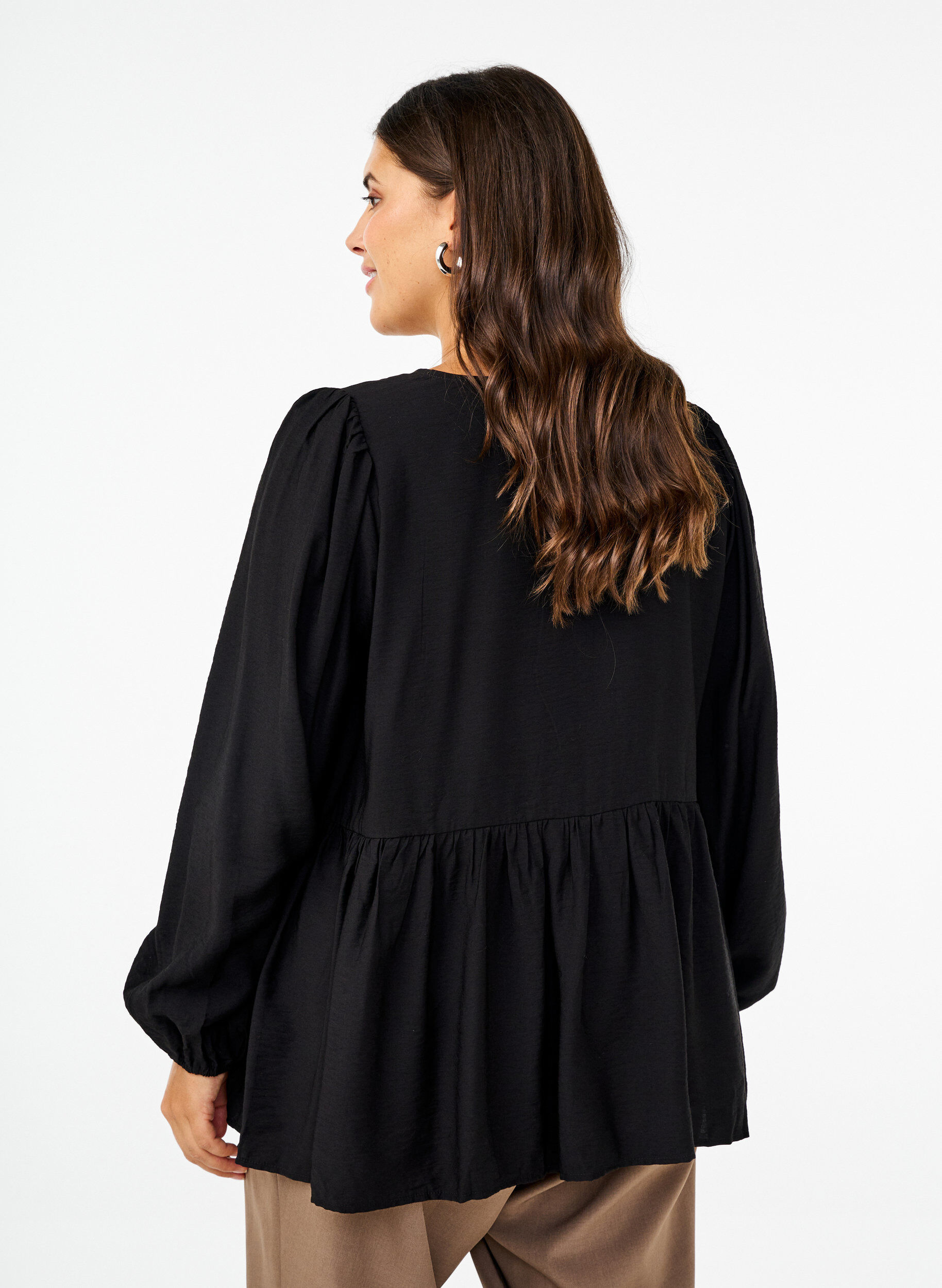 Zizzi Bluse med perlesl&oslash;yfer og lange ermer, Black, Model image number 1