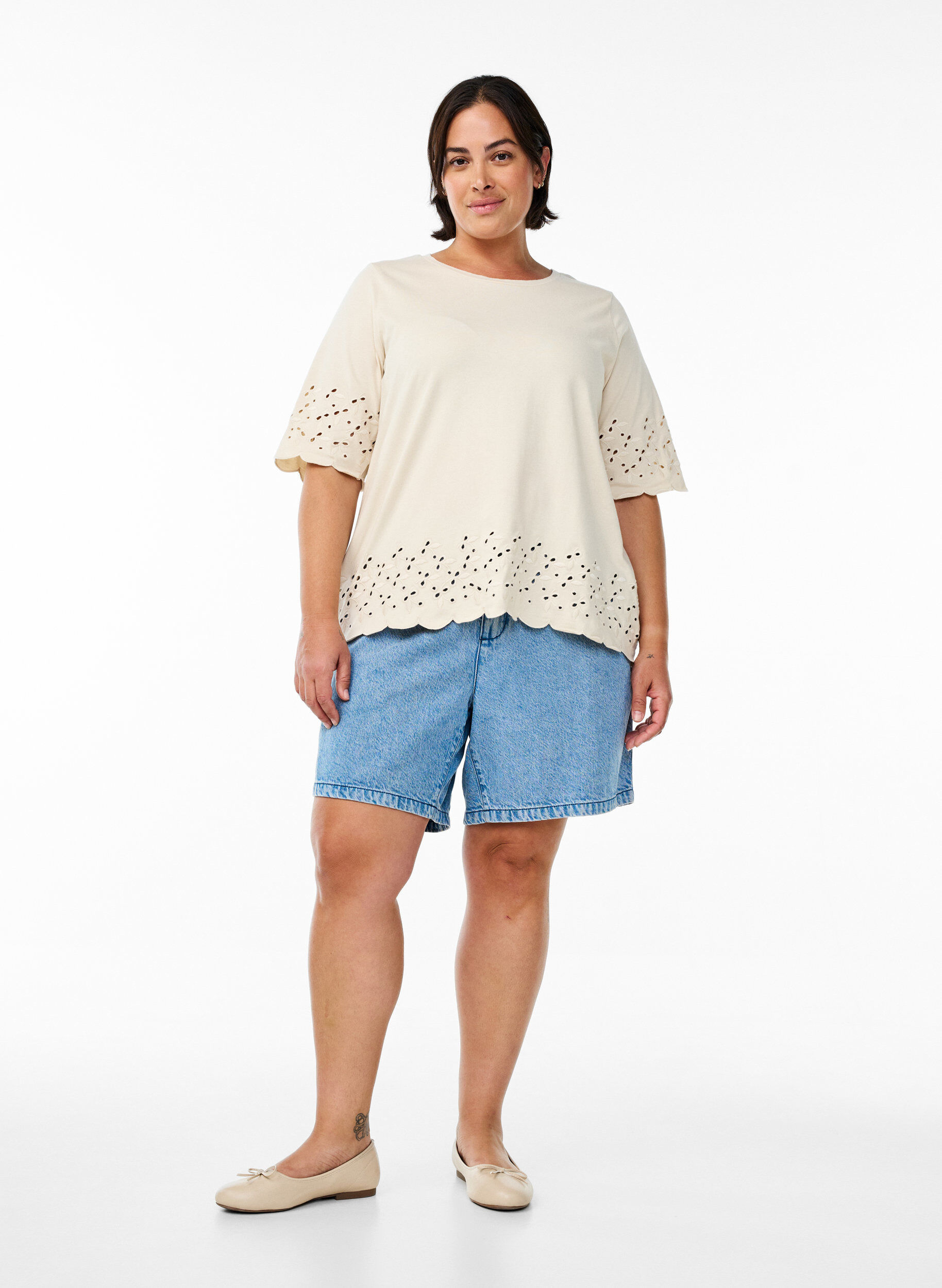 Zizzi T-skjorte med broderie anglaise og b&oslash;lgekant, Beige, Model image number 1
