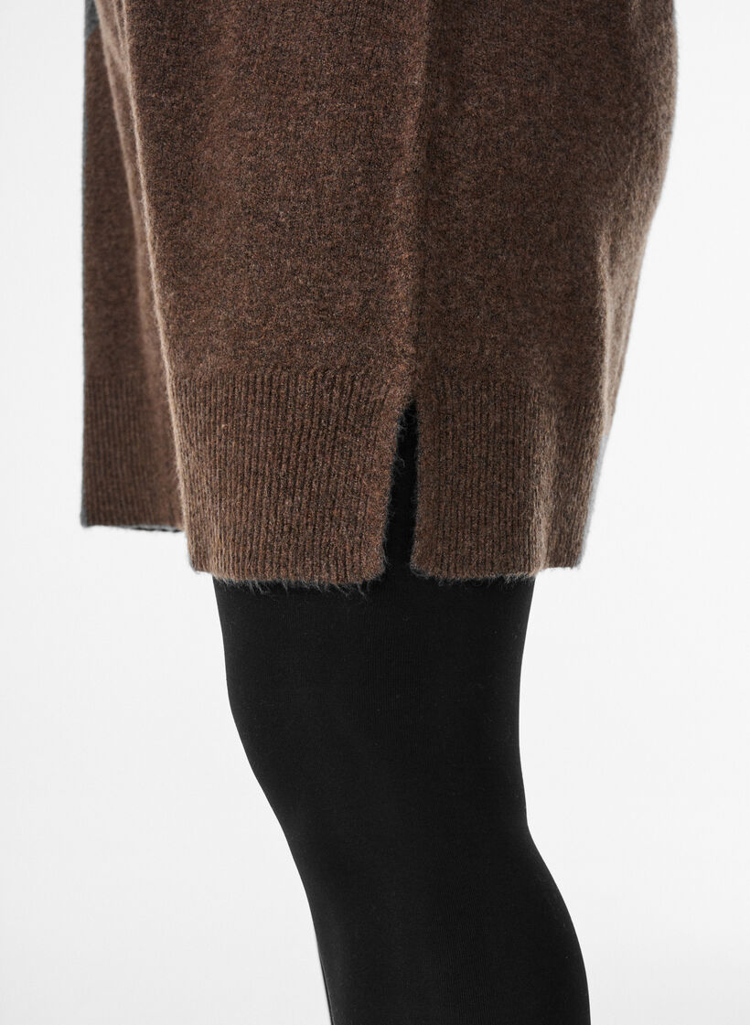 Kort strikket kjole med polokrage og knapper, Brun, Model