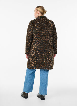 Zizzi Leopardmønstret kåpe med dobbeltradede knapper, Brun, Model image number 2