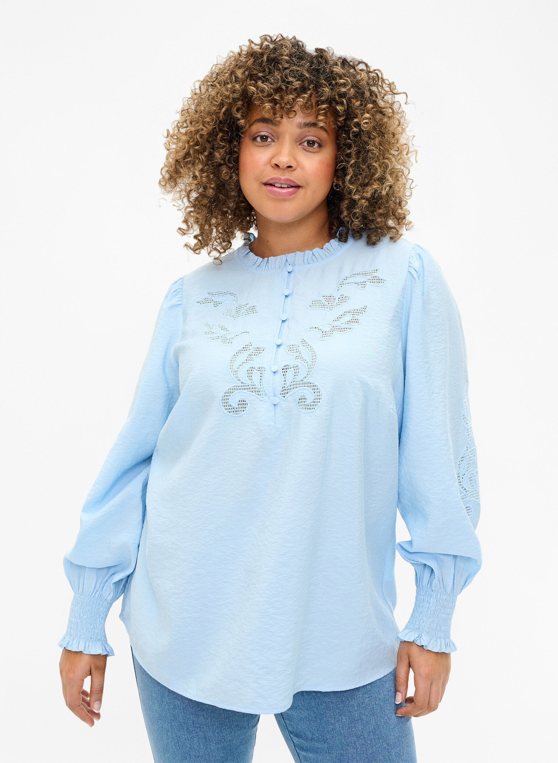 Zizzi Bluse med volanger og broderi anglaise, Chambray Blue, Model image number 0