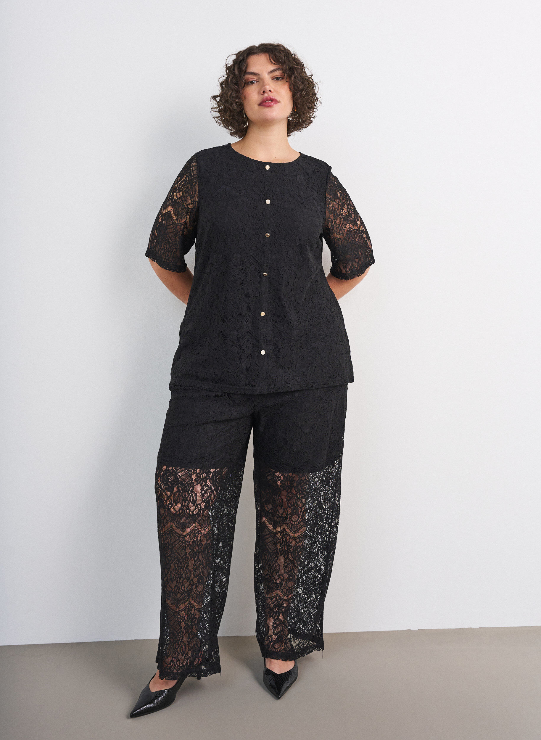 ZizziBluse med blonder og dekorative knapper, Svart, Model image number 1