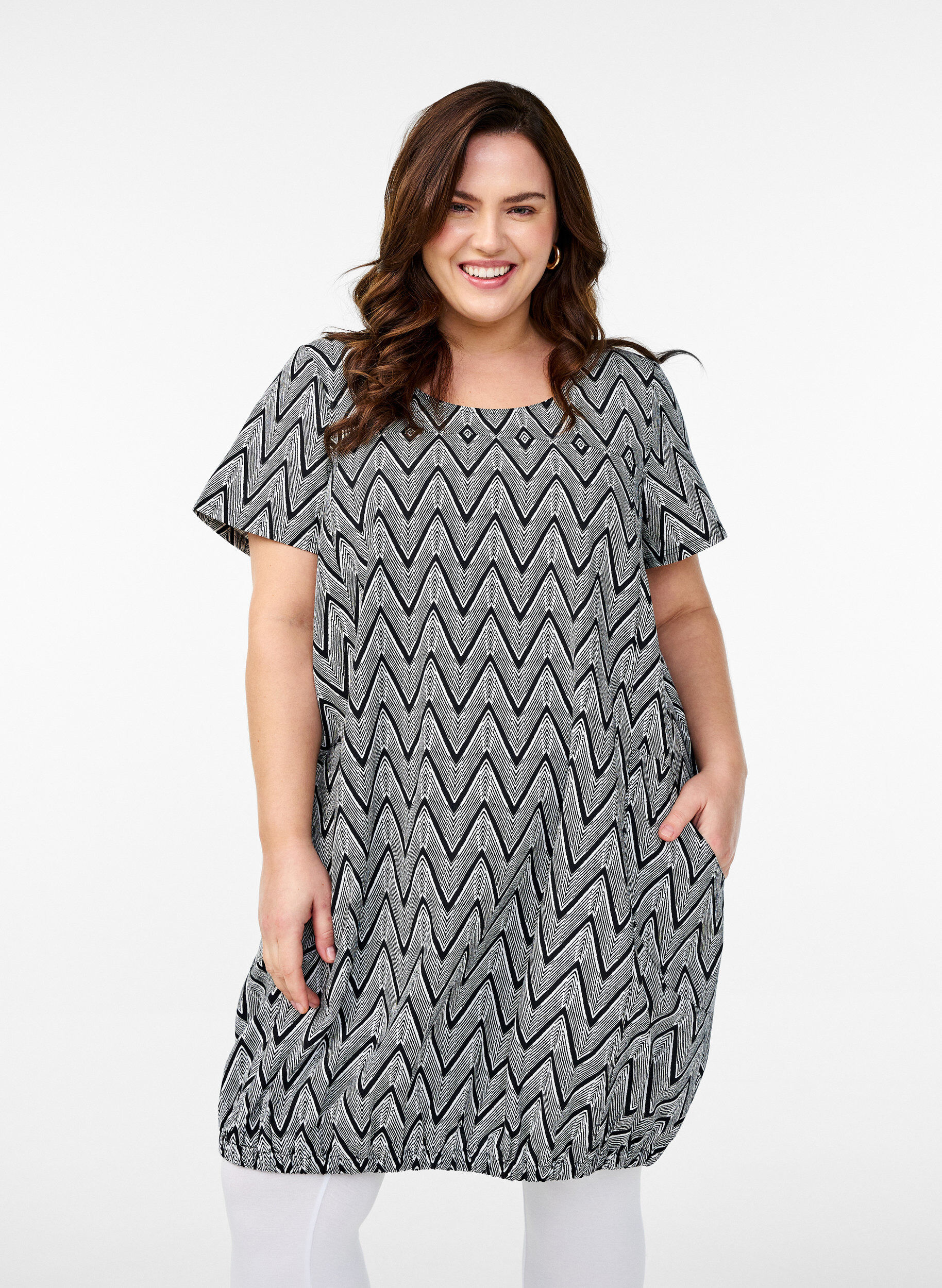 Kortermet bomullskjole med trykt m&oslash;nster, Svart, Model