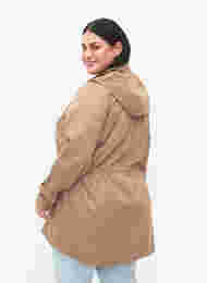 Lang parkas med hette og lommer, Amphora, Model