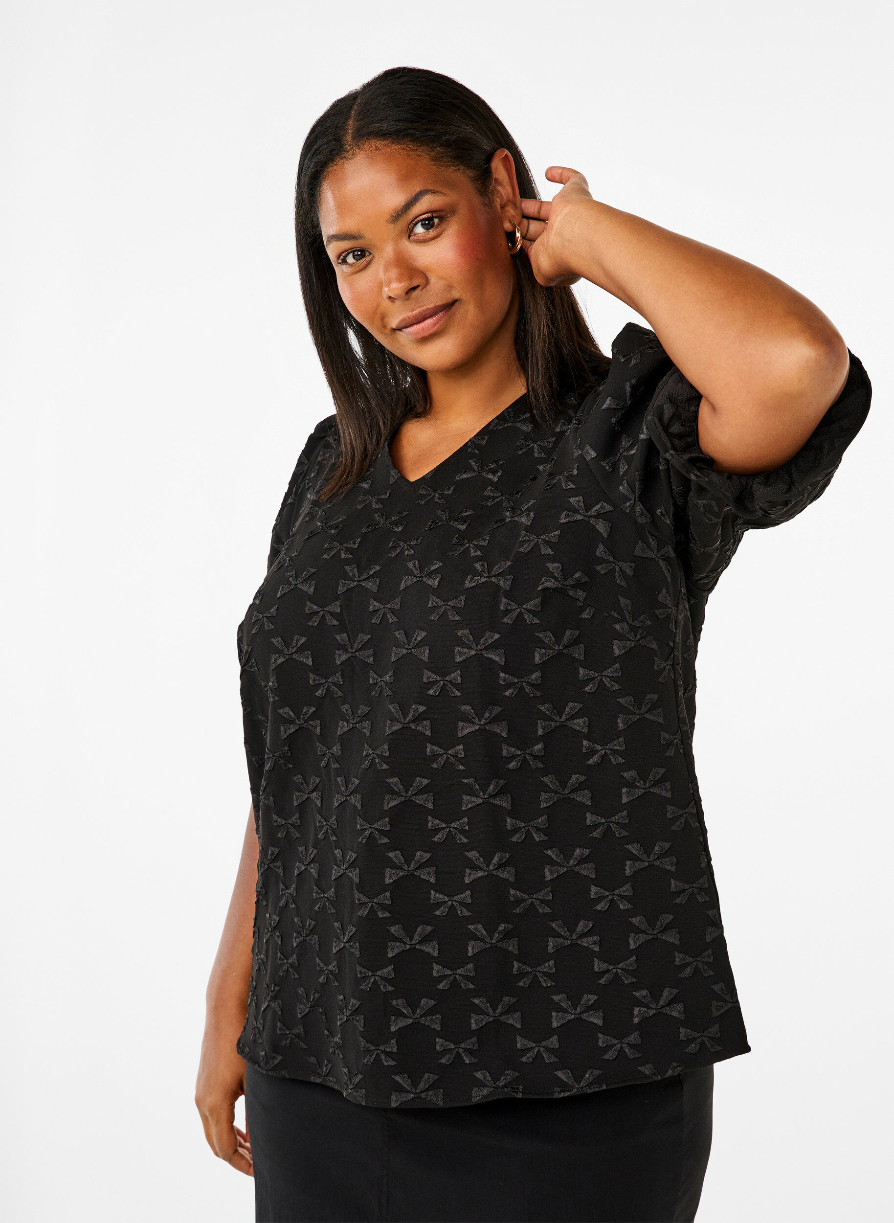 Zizzi Kortermet jacquard-bluse med sl&oslash;yfer, Black W. Bow, Model image number 0