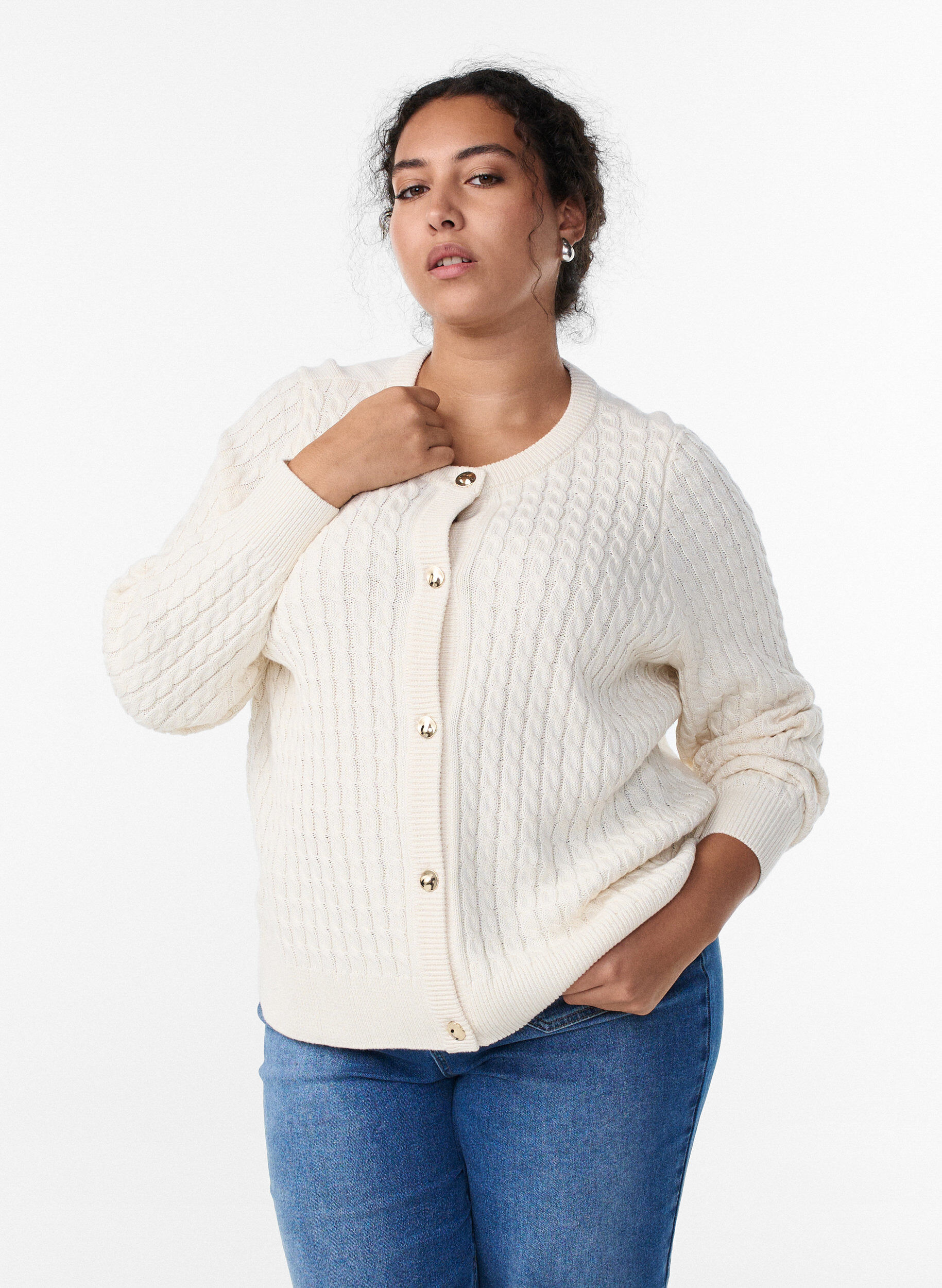 Flettestrikket cardigan med gullfargede knapper, Vanilje, Model