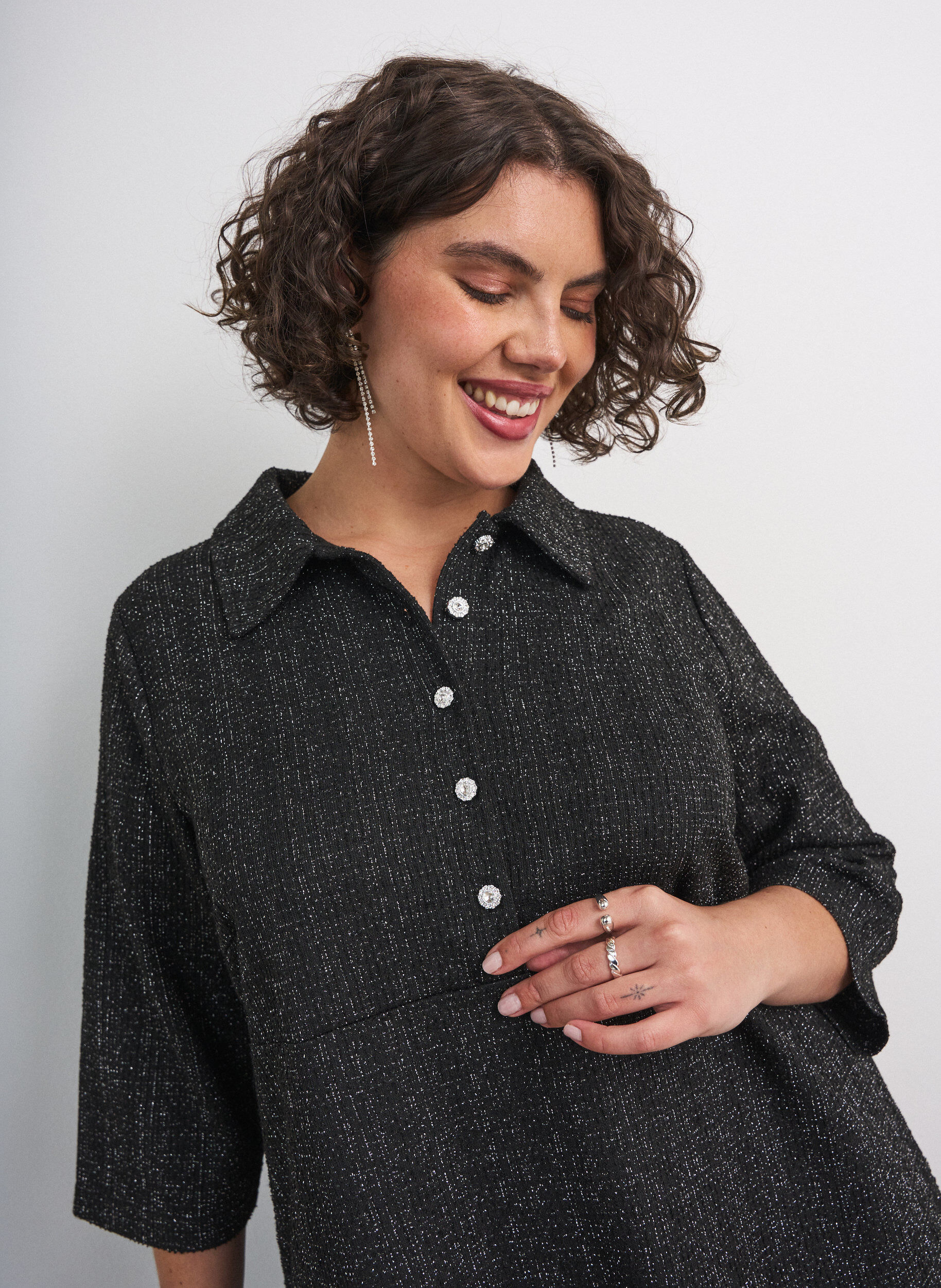 ZizziKort boucl&eacute; kjole med dekorative knapper, Svart, Model image number 3
