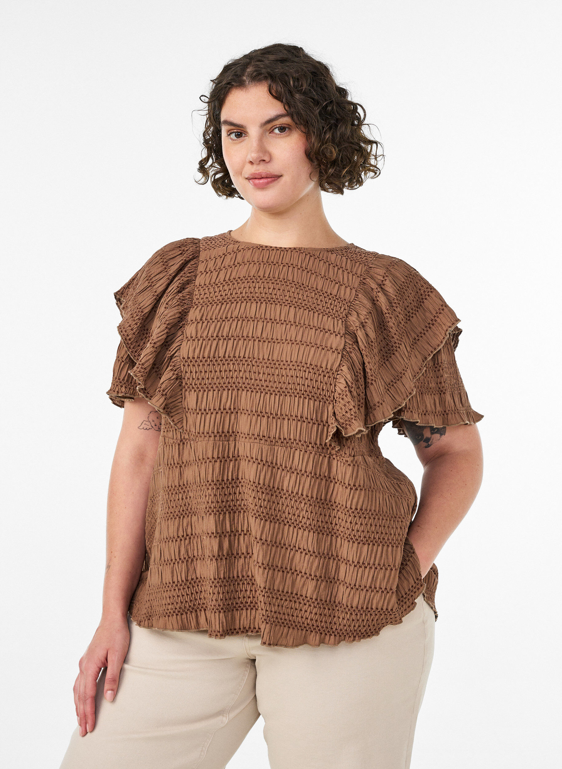 Bluse med smockstruktur og volangermer, Brun, Model