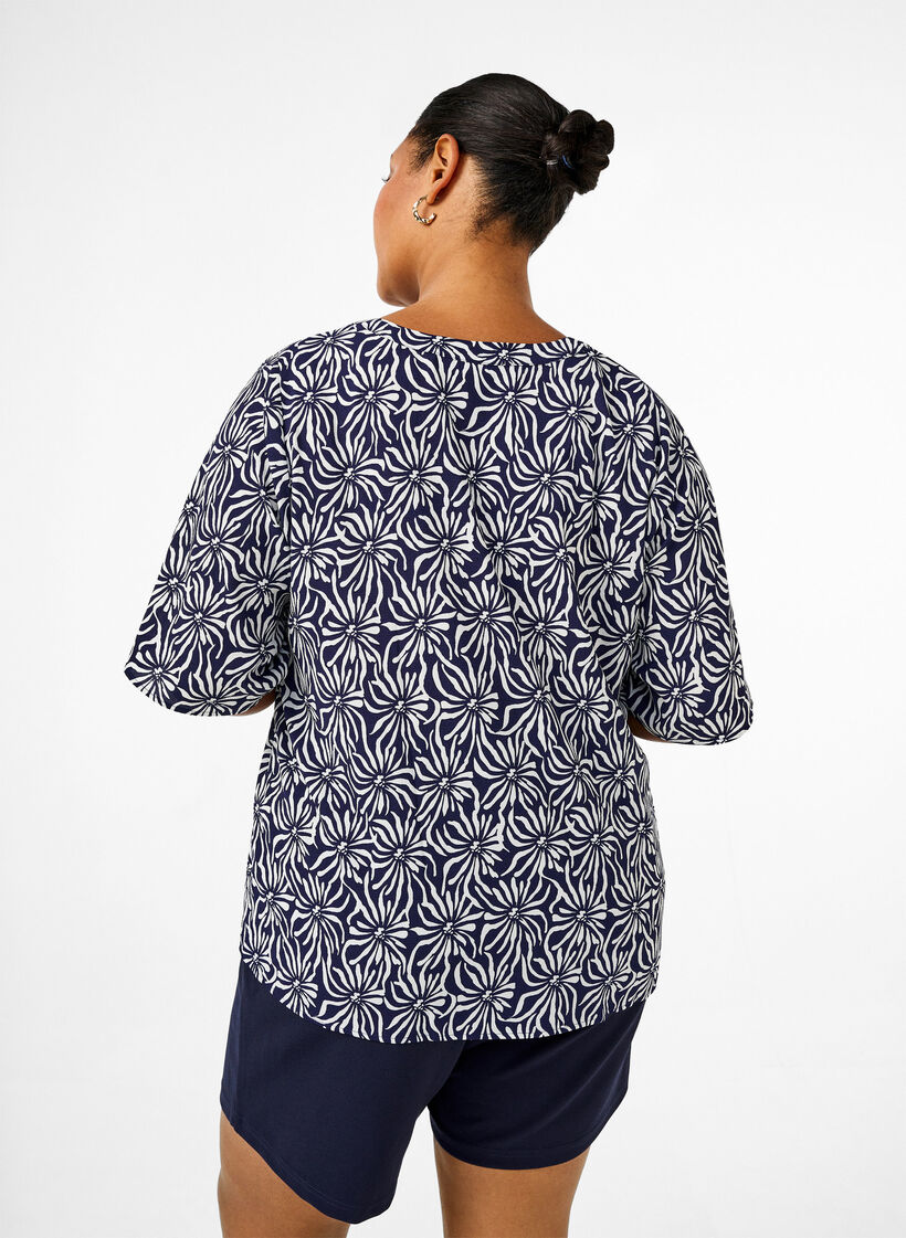 Bluse med V-hals og blomstertrykk, White Blue Flower, Model image number 1