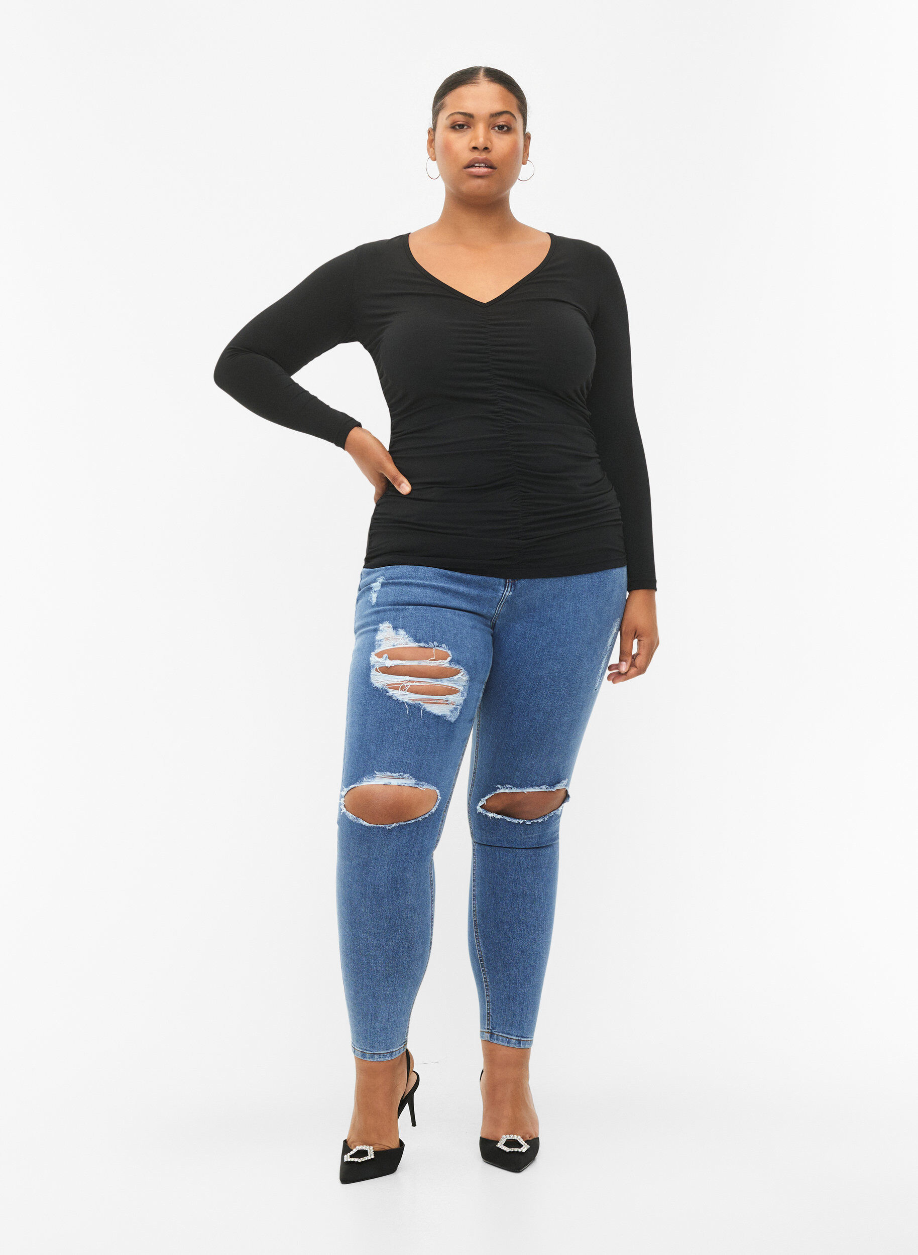 Zizzi Bluse med v-hals og drapering, Black, Model image number 2