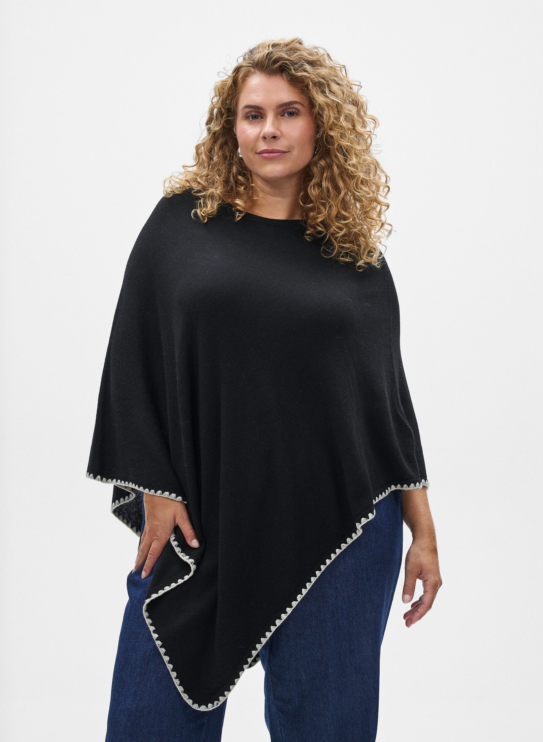 ZizziFinstrikket poncho, Svart, Model image number 0