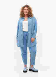 Mille mom fit jeans med mønster, Light blue denim, Model