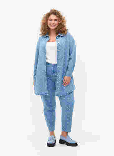 Mille mom fit jeans med mønster, Light blue denim, Model image number 0