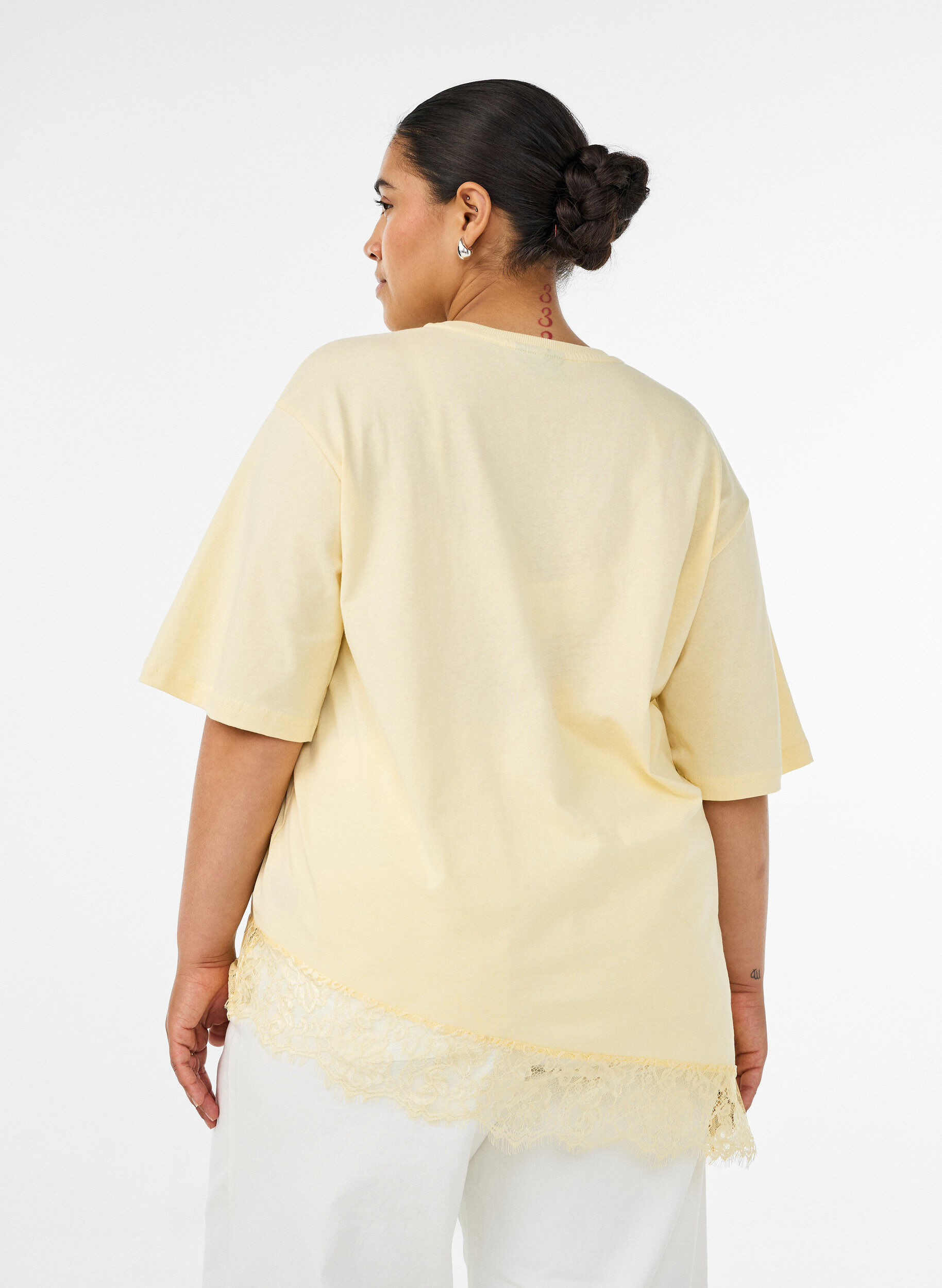 ZizziT-skjorte med asymmetrisk blondekant, Gul, Model image number 2