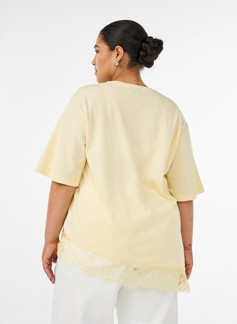 T-skjorte med asymmetrisk blondekant, Gul, Model image number 2