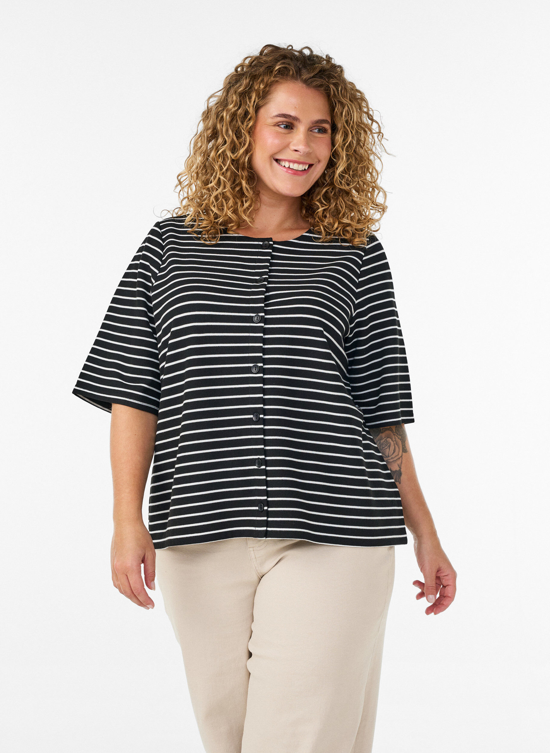 Bluse med ribbet tekstur og knappelukking, Svart, Model