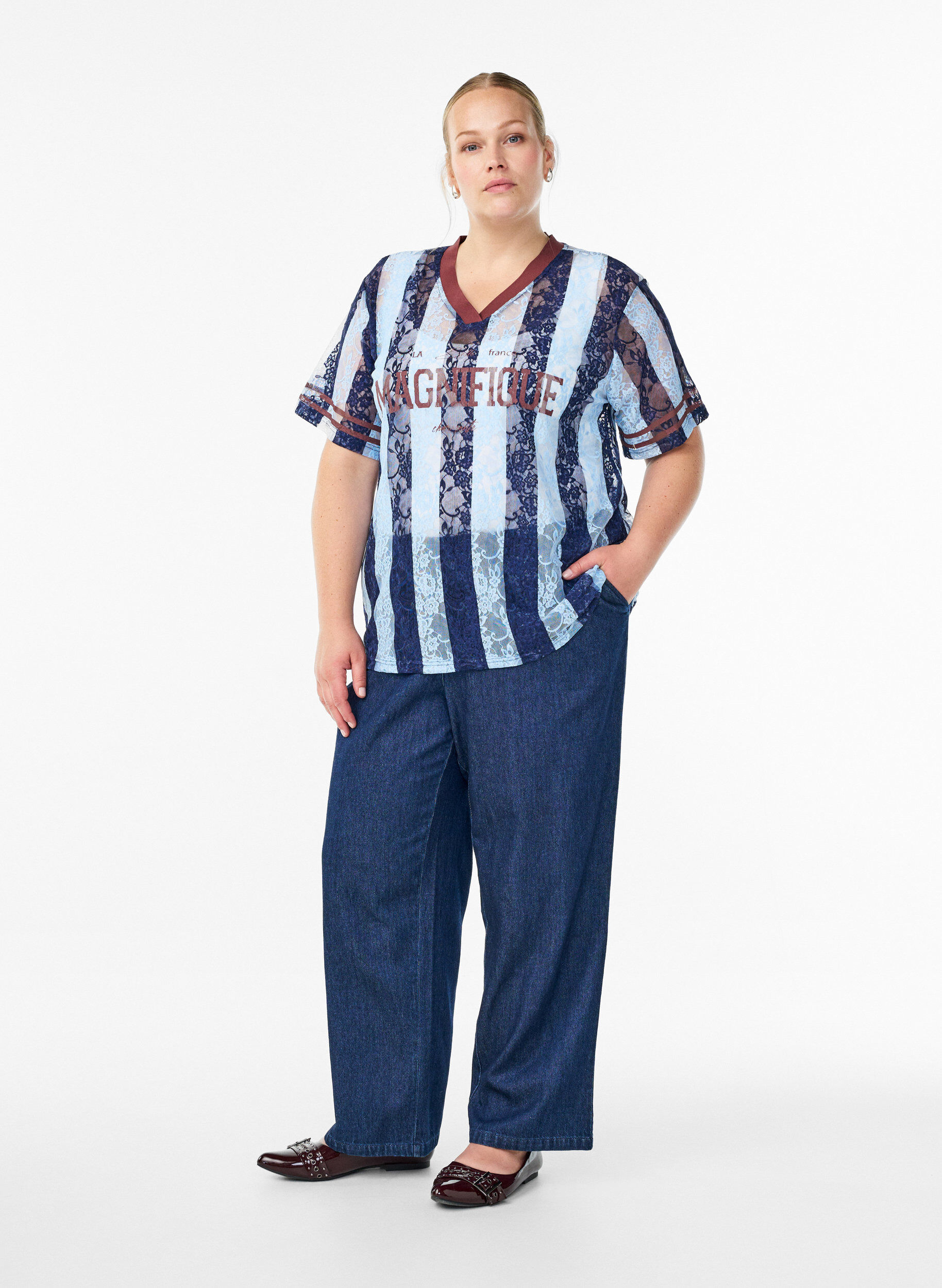 Zizzi Stripete bluse med blonder og statement-trykk, Bl&aring;, Model image number 1