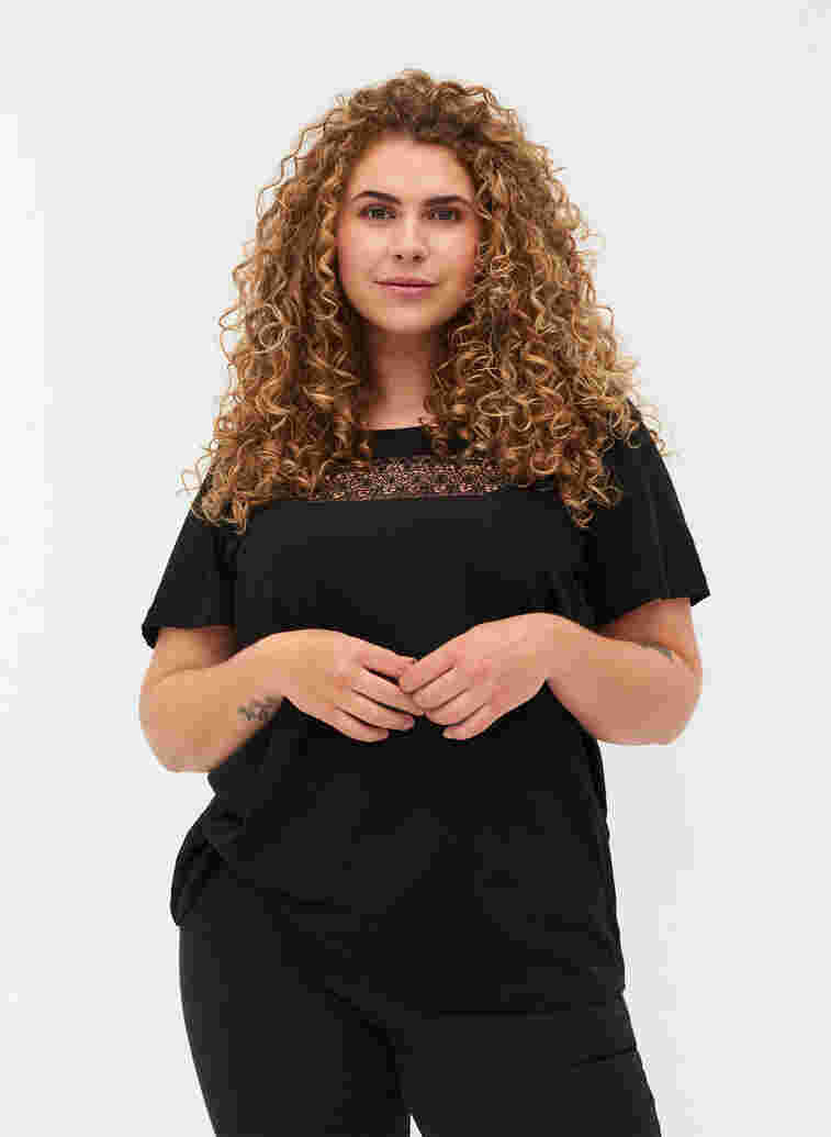 T-skjorte i bomull med blonder, Black, Model