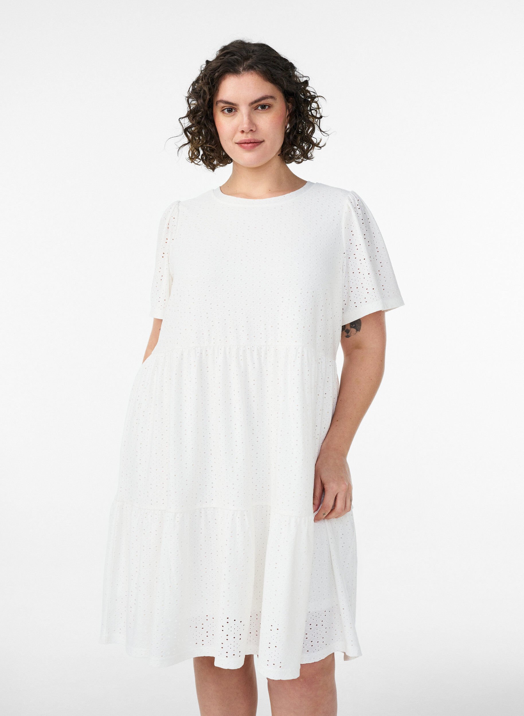 Kort kjole med blondem&oslash;nster og lagdelt skj&oslash;rt, Hvit, Model