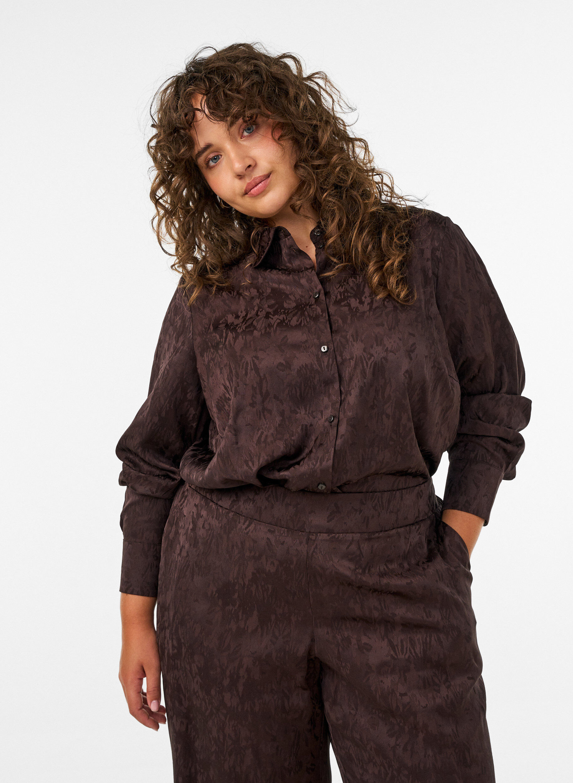 Skjorte med tone-i-tone paisleym&oslash;nster, Brun, Model