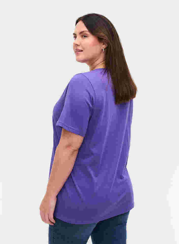 T-skjorte i organisk bomull med V-hals, Ultra Violet, Model image number 1