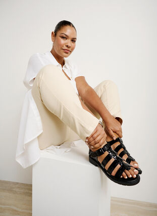 Zizzi Sandal med bred passform i skinnende krokodilleskinn, Black, Image image number 1