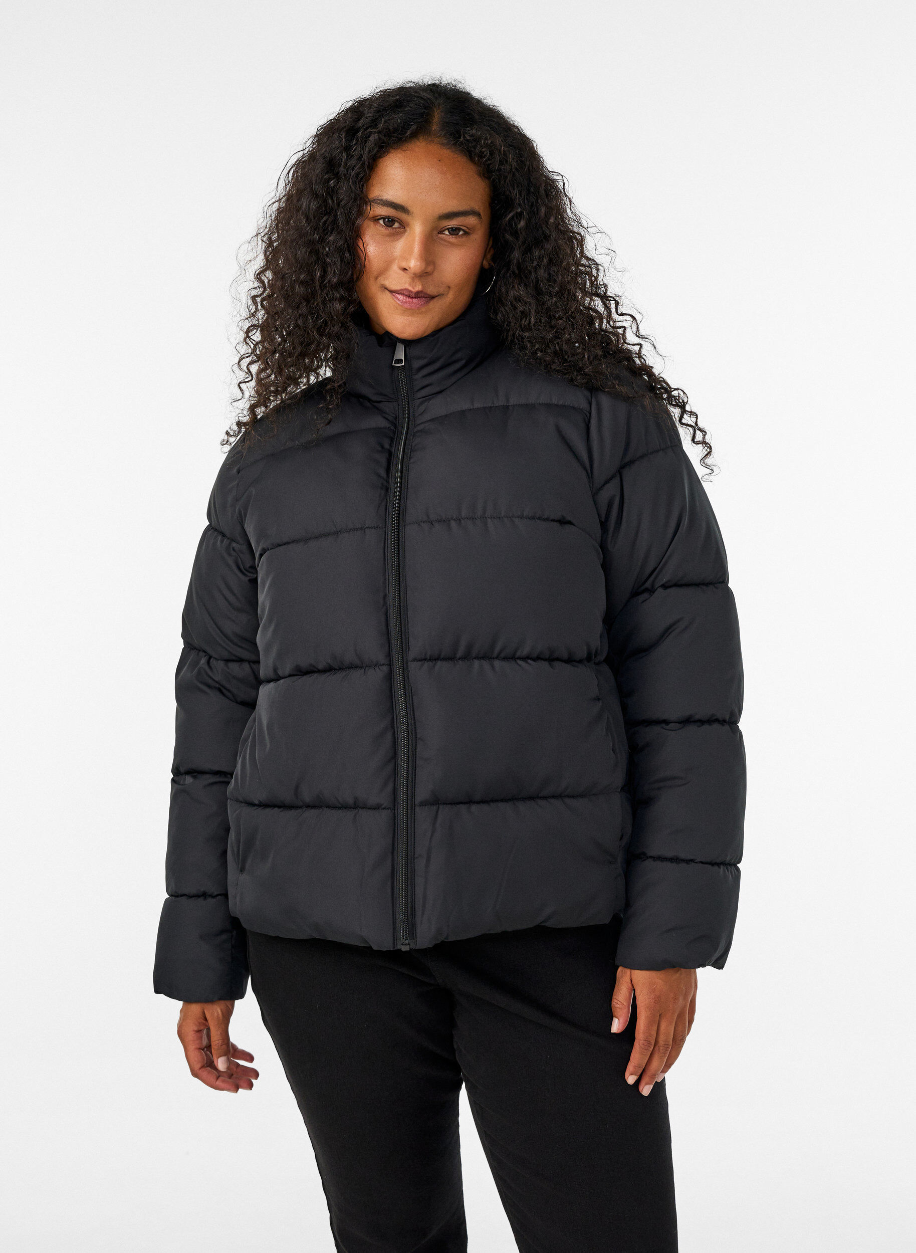 ZizziKort pufferjakke med h&oslash;y krage, Svart, Model image number 0