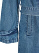 Trenchcoat i denim med belte, Blue Denim, Packshot image number 2