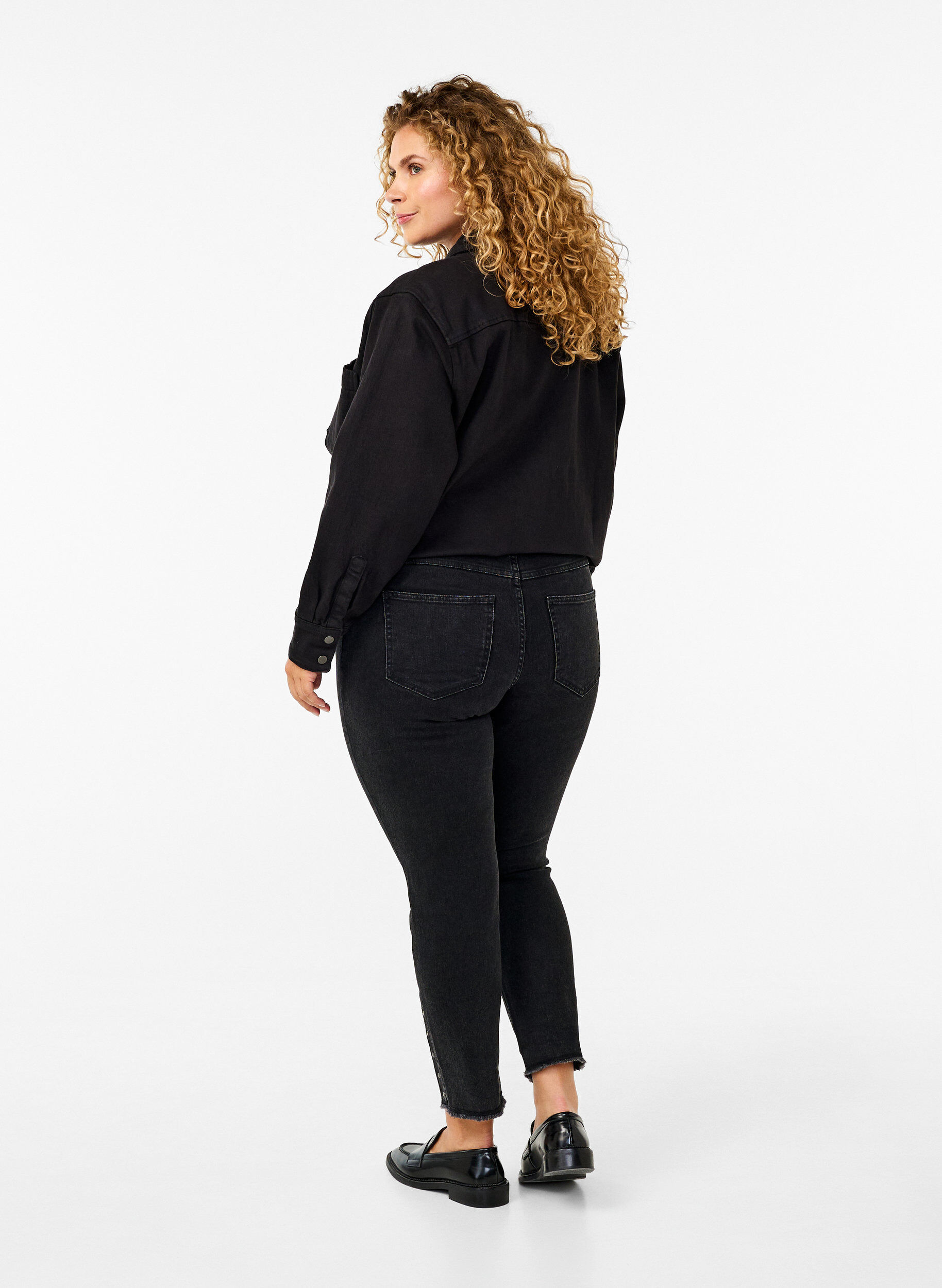 Zizzi Cropped Emily jeans med frynsete nederkant, Dark Grey Denim, Model image number 1