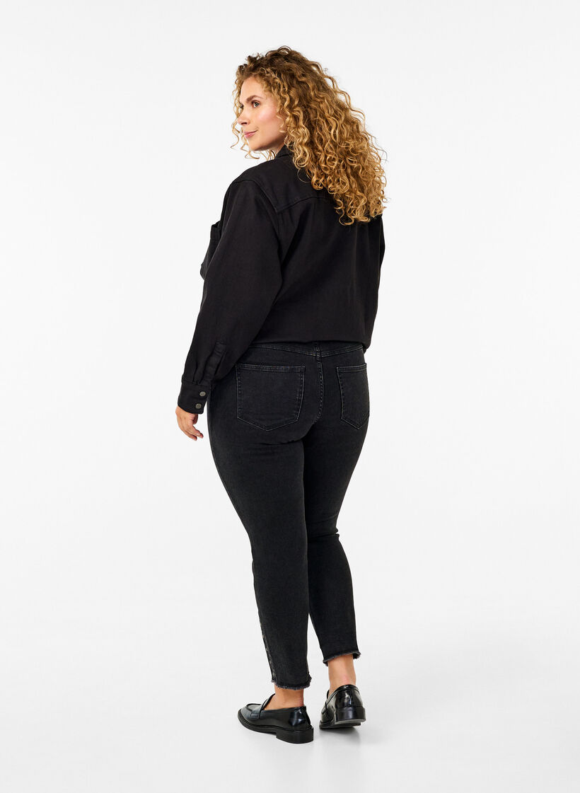 Cropped Emily jeans med frynsete nederkant, Dark Grey Denim, Model image number 1