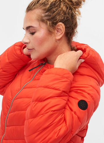 Lettvektsjakke med hette, Fiery Red, Model image number 3
