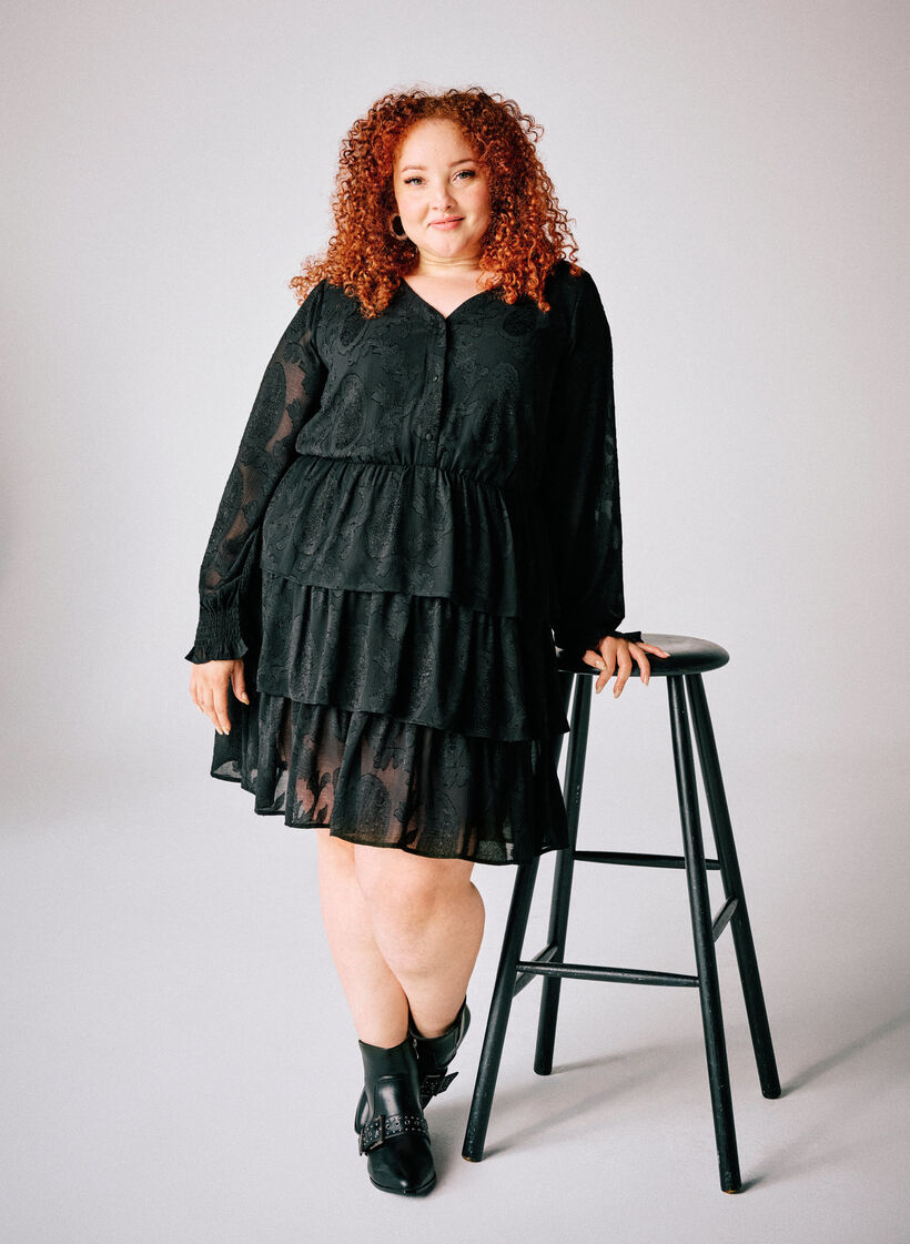 Kort kjole med volanger og teksturert mønster, Svart, Image image number 0