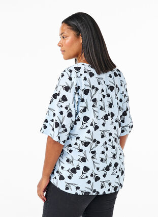 Zizzi Bluse med V-hals og sløyfetrykk, Cashmere Blue Flower, Model image number 1