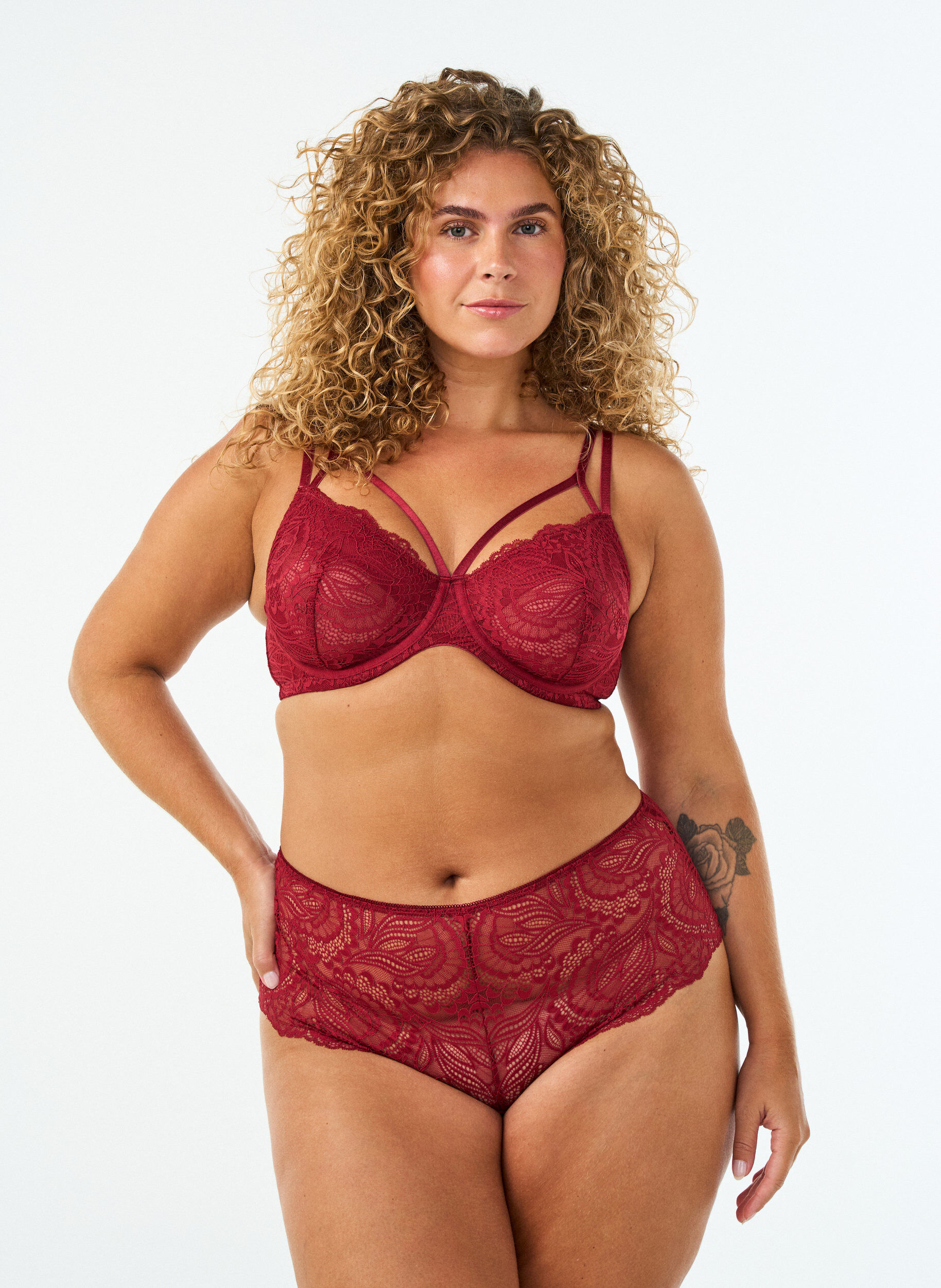 Hipsterstring uten skritt med blonder og h&oslash;y midje, R&oslash;d, Model