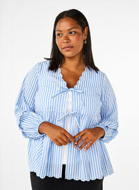 Stripete bluse med åpen front og broderidetaljer, Blå Stripete bluse med åpen front og broderidetaljer, Blå, Model