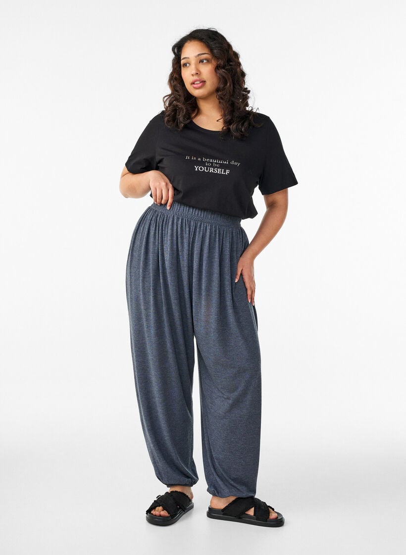 T-skjorte med trykk, Svart, Model image number 1