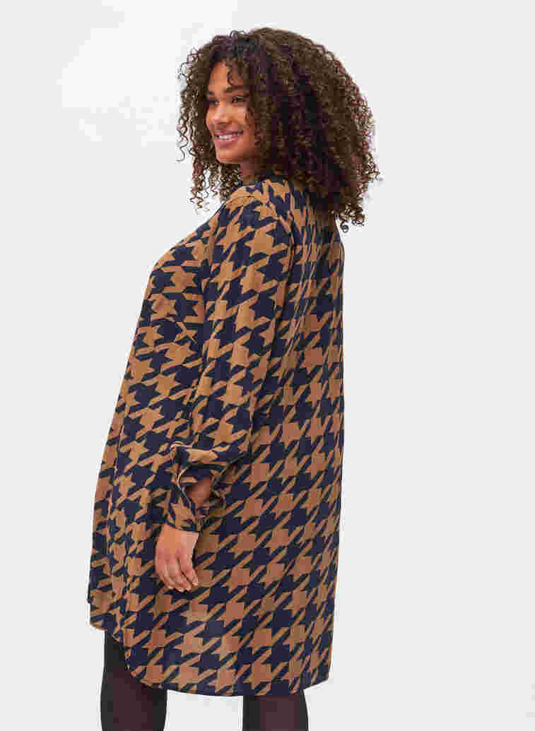 Lang mønstrete skjorte i viskose, Brown Houndsthooth, Model