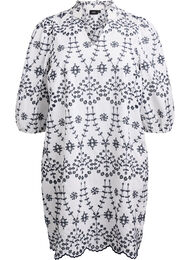 Kjole med kontrastfarget engelsk broderi, White w. Navy Blazer
