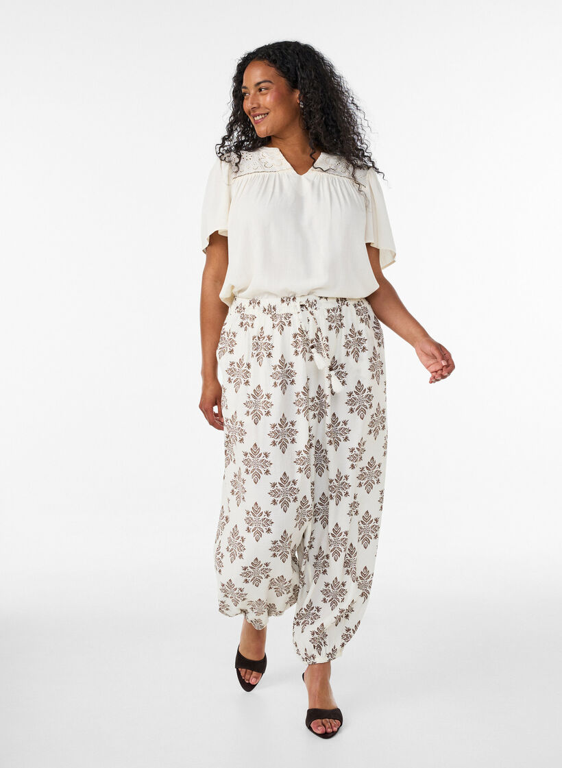 Bluse i viskose med broderie anglaise, Beige, Model image number 1