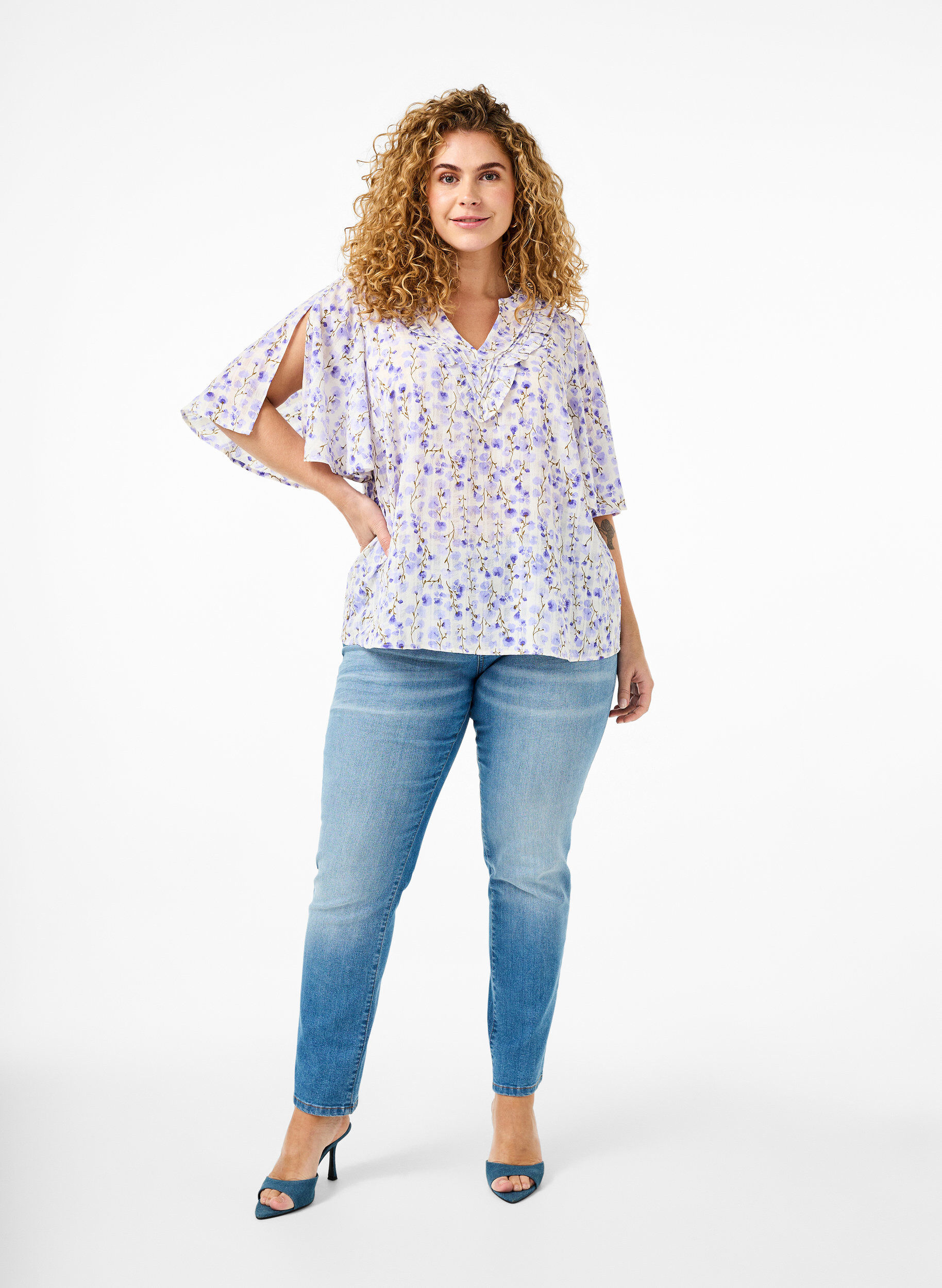 Zizzi Bluse med V-hals og korte ermer med blomstertrykk, Hvit, Model image number 1