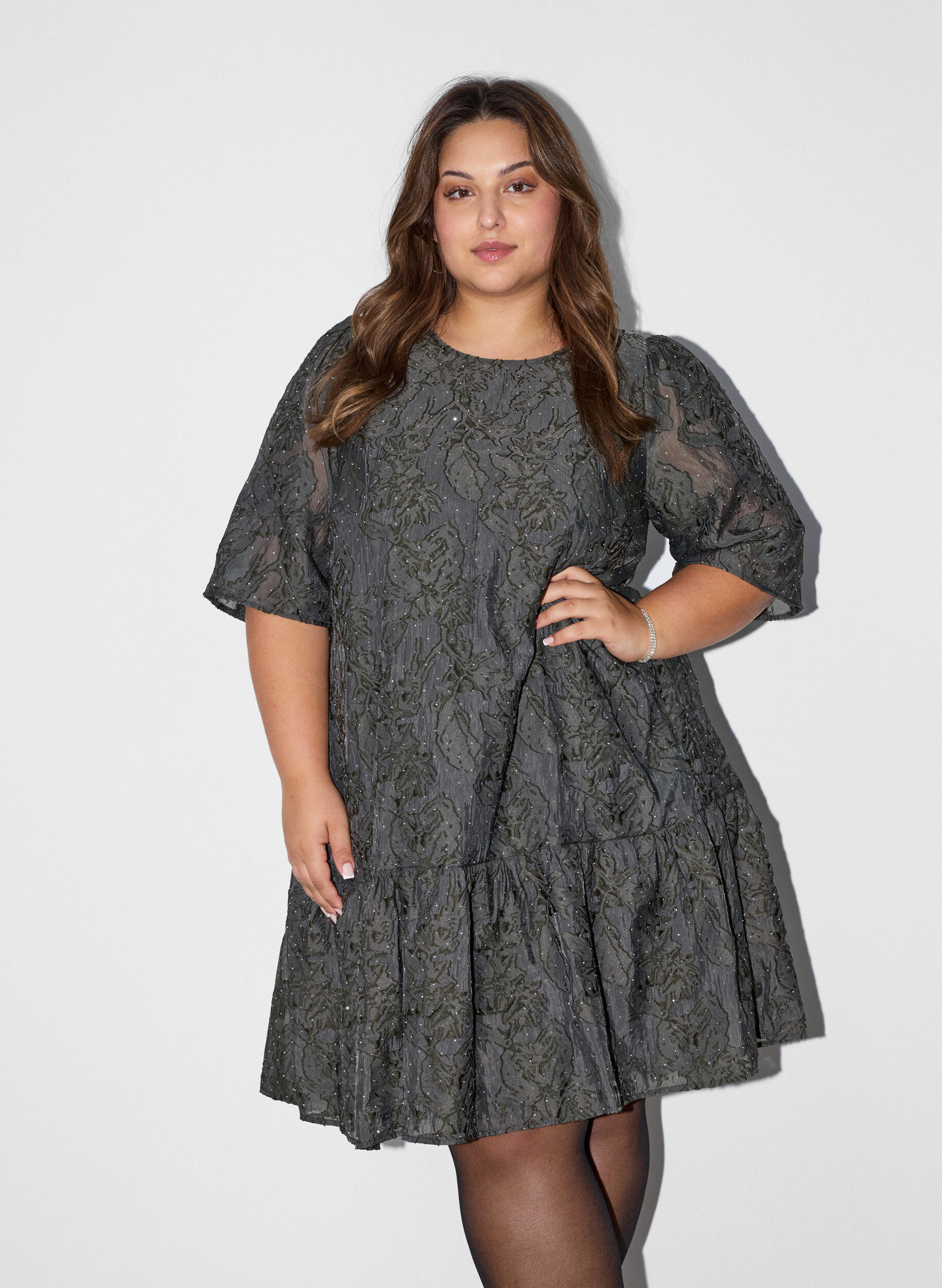 Jacquard kjole med glitrende detaljer og puff ermer, Gr&oslash;nn, Model